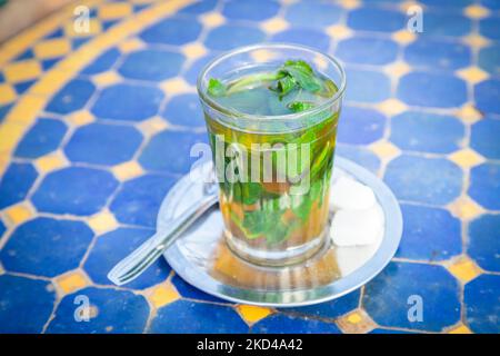 Un verre de thé à la menthe au Maroc, une boisson très commune dans le pays Banque D'Images