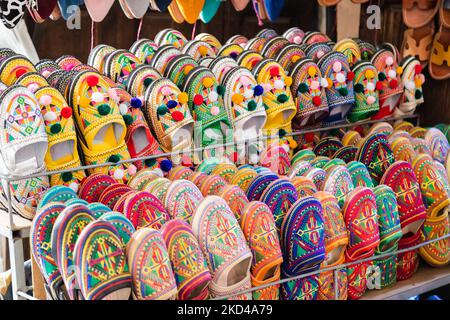 Gros plan sur la chaussure traditionnelle dans un magasin des Souks et de la Médina de Marrakech au Maroc Banque D'Images