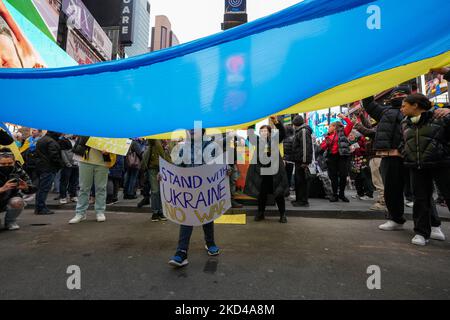 Des centaines de personnes se rassemblent sur Times Square à Manhattan pour soutenir l'Ukraine et pour exiger la fin de l'invasion russe du pays sur 05 mars 2022 à New York. Alors que la guerre entre dans sa troisième semaine, des centaines de civils ont été tués alors que les Russes continuent de bombarder des villes et des villes clés. (Photo de John Nacion/NurPhoto) Banque D'Images