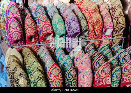 Gros plan sur la chaussure traditionnelle dans un magasin des Souks et de la Médina de Marrakech au Maroc Banque D'Images