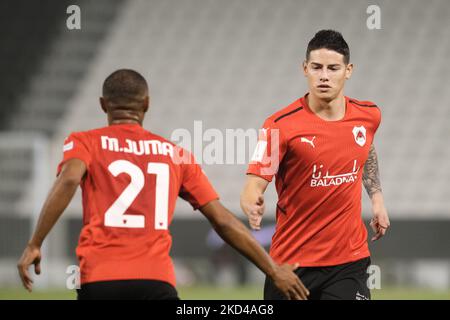 James Rodriguez (10) d'Al Rayyan et coéquipier Mohammad Jumaa Mubarak Al Alawi (21) lors de la finale de quart de coupe d'Amir entre Al Rayyan et Al Wakrah au stade Jassim Bin Hamad à Doha, Qatar, le 5 mars 2022. (Photo de Simon Holmes/NurPhoto) Banque D'Images