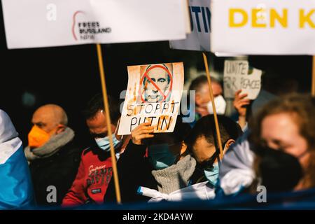 Des milliers de personnes participent à des manifestations contre la guerre à Düsseldorf, en Allemagne, sur 5 mars 2022 (photo de Ying Tang/NurPhoto) Banque D'Images