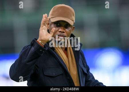 Ancien joueur du FC Internazionale Samuel ETO’o gestes pendant la série Un match entre le FC Internazionale et l’US Salernitana 1919 au Stadio Giuseppe Meazza, Milan, Italie, le 4 mars 2022. (Photo de Giuseppe Maffia/NurPhoto) Banque D'Images