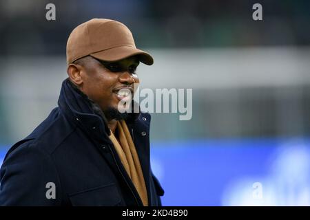 Ancien joueur du FC Internazionale Samuel ETO’o gestes pendant la série Un match entre le FC Internazionale et l’US Salernitana 1919 au Stadio Giuseppe Meazza, Milan, Italie, le 4 mars 2022. (Photo de Giuseppe Maffia/NurPhoto) Banque D'Images