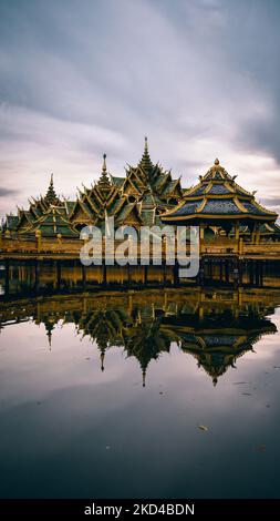 Une photo verticale du pavillon de la ville antique de Samut Prakan, illuminée dans les eaux Banque D'Images