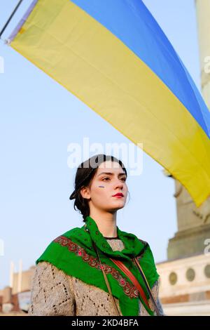 Plusieurs milliers de personnes se sont rassemblées à Paris pour participer à une grande marche de la place de la République à la place de la Bastille pour exiger la paix en Ukraine le 10th jour de l'invasion de la Russie. De nombreuses personnalités politiques et citoyens ordinaires ont défilé au milieu des drapeaux et des slogans ukrainiens pour la paix et contre Poutine, à Paris sur 5 mars 2022. (Photo de Vincent Koebel/NurPhoto) Banque D'Images