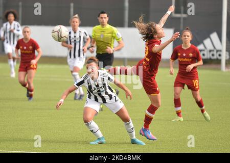 Arianna Caruso de Juventus et Elena Linari d'AS Roma pendant la série des femmes Un match entre Juventus et COMME Roma sur 05 mars 2022 à Vinovo, Italie. (Photo par Alberto Gandolfo/NurPhoto) Banque D'Images