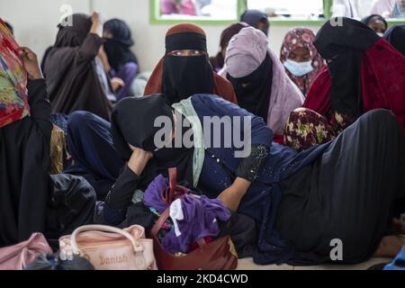 Les réfugiés de Rohingya prennent un repos dans un abri temporaire dans le village d'Alue Buya Pasie après strandet sur une plage dans la régence de Bireuen, province d'Aceh sur 6 mars 2022. Plus de 100 Rohingya ont été trouvés par des résidents sur la côte la plus à l'ouest de la province indonésienne d'Aceh, dans la régence de Bireuen, après des semaines en mer. (Photo de Zick Maulana/NurPhoto) Banque D'Images