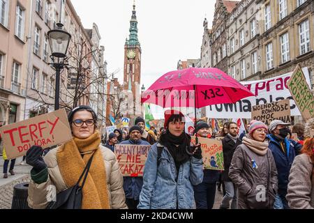 Des manifestants aux bannières féministes, pro-choice et anti-Russie contre l'Ukraine sont vus à Gdansk, en Pologne, le 6 mars 2022 le manifeste est un rassemblement annuel féministe et de défense des droits des femmes pour célébrer la Journée internationale de la femme - une journée mondiale célébrant les réalisations sociales, économiques, culturelles et politiques des femmes. Les manifestants exigent les droits des femmes, le respect et le libre choix de l'avortement. (Photo de Michal Fludra/NurPhoto) Banque D'Images