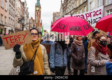 Des manifestants aux bannières féministes, pro-choice et anti-Russie contre l'Ukraine sont vus à Gdansk, en Pologne, le 6 mars 2022 le manifeste est un rassemblement annuel féministe et de défense des droits des femmes pour célébrer la Journée internationale de la femme - une journée mondiale célébrant les réalisations sociales, économiques, culturelles et politiques des femmes. Les manifestants exigent les droits des femmes, le respect et le libre choix de l'avortement. (Photo de Michal Fludra/NurPhoto) Banque D'Images