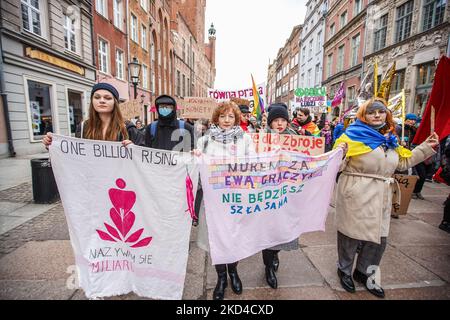 Des manifestants aux bannières féministes, pro-choice et anti-Russie contre l'Ukraine sont vus à Gdansk, en Pologne, le 6 mars 2022 le manifeste est un rassemblement annuel féministe et de défense des droits des femmes pour célébrer la Journée internationale de la femme - une journée mondiale célébrant les réalisations sociales, économiques, culturelles et politiques des femmes. Les manifestants exigent les droits des femmes, le respect et le libre choix de l'avortement. (Photo de Michal Fludra/NurPhoto) Banque D'Images