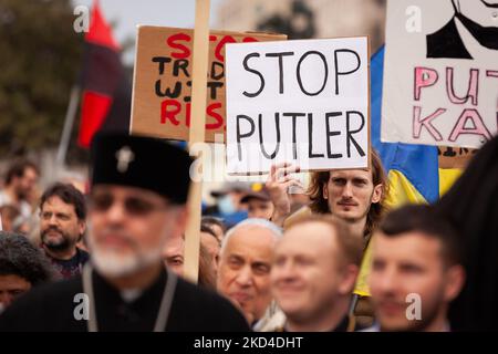 Un manifestant tient un signe qui assimile le président russe Vladimir Poutine à Adlof Hitler lors d'un rassemblement pour l'Ukraine à la Maison Blanche. Plusieurs signes comme celui-ci, combinant les noms de Poutine et d’Hitler, ont été mis en place au cours des 10 derniers jours de manifestations, des milliers de personnes de tous les États-Unis se sont rassemblées pour remercier les États-Unis et d’autres pays pour leur aide, Et d'exiger une zone d'exclusion aérienne et d'autres formes d'assistance pour l'Ukraine. L'événement a été parrainé par United Help Ukraine et le Comité du Congrès ukranien des États-Unis, des organisations d'assistance et de plaidoyer basées aux États-Unis. (Photo d'Allison Bailey/nu Banque D'Images