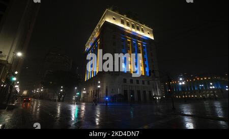 L'hôtel de ville de São Paulo est illuminé en jaune et bleu pour montrer sa solidarité avec l'Ukraine, à São Paulo, au Brésil, sur 07 mars 2022. (Photo de Cris Faga/NurPhoto) Banque D'Images