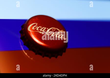 La casquette Coca-Cola et le drapeau russe affichés sur un écran de téléphone sont vus dans cette photo d'illustration prise à Cracovie, Pologne sur 6 mars 2022. (Photo d'illustration par Jakub Porzycki/NurPhoto) Banque D'Images