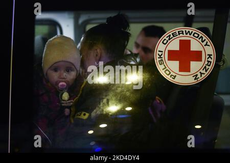 Un enfant à l'intérieur d'une voiture portant l'étiquette Croix-Rouge polonaise est stationné devant la gare centrale, où ceux qui fuient l'Ukraine arrivent à Przemysl, en Pologne, sur 6 mars 2022. Des milliers de réfugiés traversent la frontière entre l'Ukraine et la Pologne après l'invasion russe. (Photo de Jakub Porzycki/NurPhoto) Banque D'Images