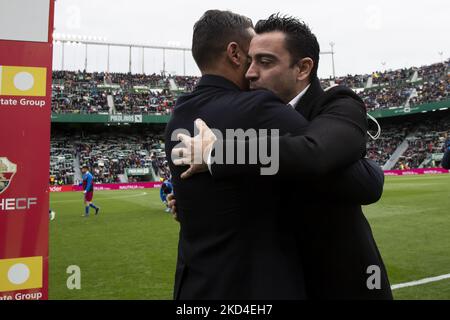 Entraîneur-chef de l'Elche CF Francisco Javier Rodriguez (L) et le directeur du FC Barcelone Xavi Hernandez avant le match de la Liga entre Elche CF et le FC Barcelone au stade Martinez Valero. Dans Elche 6 mars 2022. (Photo de Jose Miguel Fernandez/NurPhoto) Banque D'Images