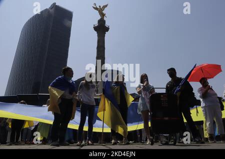 Des membres de la communauté ukrainienne de Mexico protestent devant l'Ange de l'indépendance contre le président russe Vladimir Poutine, après qu'il ait ordonné le début d'une stratégie militaire dans plusieurs villes ukrainiennes. (Photo de Gerardo Vieyra/NurPhoto) Banque D'Images