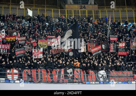 Supporters de l'AC Milan pendant la série Un match entre la SSC Napoli et l'AC Milan au Stadio Diego Armando Maradona Naples Italie le 6 mars 2022. (Photo de Franco Romano/NurPhoto) Banque D'Images