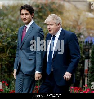 Le premier ministre britannique Boris Johnson (R) et le premier ministre canadien Justin Trudeau (L) quittent une conférence de presse conjointe sur la situation en Ukraine, tenue dans la salle d'information de Downing Street à Londres (Angleterre), sur 7 mars 2022. (Photo de David Cliff/NurPhoto) Banque D'Images