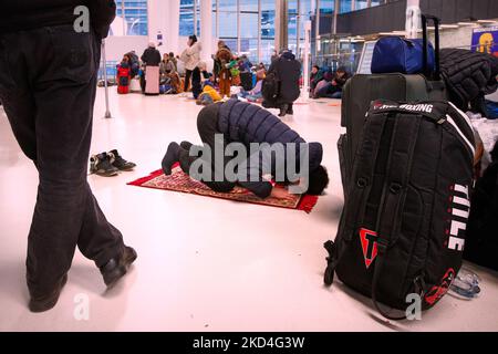 Un musulman est vu prier à la gare centrale de Varsovie, en Pologne, le 07 mars 2022. La Pologne a accepté plus de 1 millions de réfugiés en moins de deux semaines, alors que la Russie envahissait l'Ukraine. La Pologne a offert le transport en train gratuit, distribué gratuitement de la nourriture, des boissons et des nécessités quotidiennes, y compris des cartes SIM et des familles individuelles ont emmené l'ukrainien dans leurs propres maisons. (Photo par STR/NurPhoto) Banque D'Images