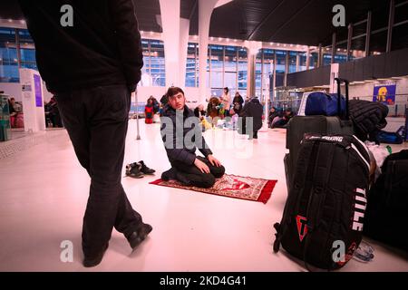 Un musulman est vu prier à la gare centrale de Varsovie, en Pologne, le 07 mars 2022. La Pologne a accepté plus de 1 millions de réfugiés en moins de deux semaines, alors que la Russie envahissait l'Ukraine. La Pologne a offert le transport en train gratuit, distribué gratuitement de la nourriture, des boissons et des nécessités quotidiennes, y compris des cartes SIM et des familles individuelles ont emmené l'ukrainien dans leurs propres maisons. (Photo par STR/NurPhoto) Banque D'Images