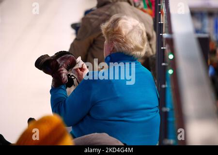 Une femme est vue polir sa chaussure à la gare centrale de Varsovie, en Pologne, le 07 mars 2022. La Pologne a accepté plus de 1 millions de réfugiés en moins de deux semaines, alors que la Russie envahissait l'Ukraine. La Pologne a offert le transport en train gratuit, distribué gratuitement de la nourriture, des boissons et des nécessités quotidiennes, y compris des cartes SIM et des familles individuelles ont emmené l'ukrainien dans leurs propres maisons. (Photo par STR/NurPhoto) Banque D'Images