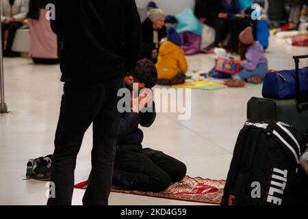 Un musulman est vu prier à la gare centrale de Varsovie, en Pologne, le 07 mars 2022. La Pologne a accepté plus de 1 millions de réfugiés en moins de deux semaines, alors que la Russie envahissait l'Ukraine. La Pologne a offert le transport en train gratuit, distribué gratuitement de la nourriture, des boissons et des nécessités quotidiennes, y compris des cartes SIM et des familles individuelles ont emmené l'ukrainien dans leurs propres maisons. (Photo par STR/NurPhoto) Banque D'Images