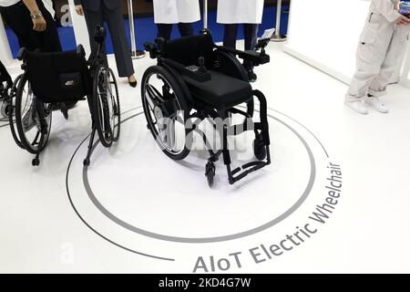 Un fauteuil roulant électrique équipé de l'AIoT présenté par KT au Mobile World Congress (MWC) le plus grand salon du secteur consacré aux appareils mobiles, 5G, IOT, ai et Big Data, célébré à Barcelone, sur 3 mars 2022 à Barcelone, Espagne. (Photo de Joan Cros/NurPhoto) Banque D'Images