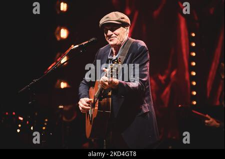 BELGIQUE, BRUXELLES, 2022: Le chanteur-compositeur-interprète américain James Taylor, six fois lauréat du Grammy Award, se présentant sur scène à Bruxelles avec son All-Star Band. Banque D'Images