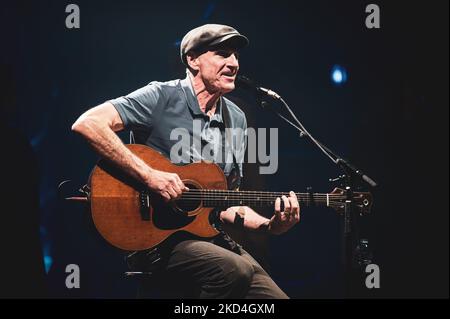 BELGIQUE, BRUXELLES, 2022: Le chanteur-compositeur-interprète américain James Taylor, six fois lauréat du Grammy Award, se présentant sur scène à Bruxelles avec son All-Star Band. Banque D'Images