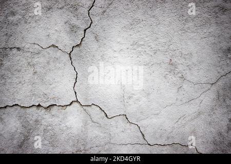 mur en béton fissuré recouvert d'une texture de ciment gris comme arrière-plan pour la conception Banque D'Images