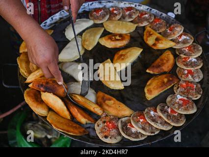 Cuisine traditionnelle de rue cuisinée dans la rue, dans le village de la Mesilla, à proximité de la frontière mexicaine. Vendredi, 4 mars , 2022, à la Mesilla, municipalité de la Democracia, Guatemala. (Photo par Artur Widak/NurPhoto) Banque D'Images