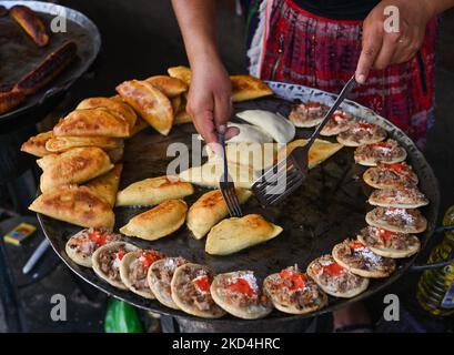 Cuisine traditionnelle de rue cuisinée dans la rue, dans le village de la Mesilla, à proximité de la frontière mexicaine. Vendredi, 4 mars , 2022, à la Mesilla, municipalité de la Democracia, Guatemala. (Photo par Artur Widak/NurPhoto) Banque D'Images