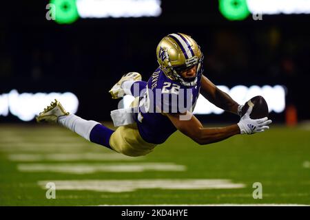 Seattle, WA, États-Unis. 04th novembre 2022. Washington Huskies, qui a fait remonter Cameron Davis (22), a fait un pas de 3rd dans la course finale de la NCAA lors du match de football entre les Oregon State Beavers et les Washington Huskies au Husky Stadium de Seattle, en Australie occidentale. Washington défait l'État de l'Oregon 24 - 21. Steve Faber/CSM/Alamy Live News Banque D'Images