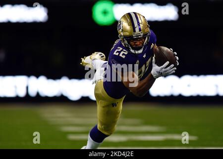 Seattle, WA, États-Unis. 04th novembre 2022. Washington Huskies, qui a fait remonter Cameron Davis (22), a fait un pas de 3rd dans la course finale de la NCAA lors du match de football entre les Oregon State Beavers et les Washington Huskies au Husky Stadium de Seattle, en Australie occidentale. Washington défait l'État de l'Oregon 24 - 21. Steve Faber/CSM/Alamy Live News Banque D'Images