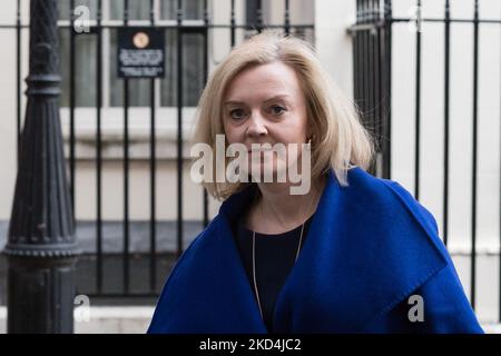 LONDRES, ROYAUME-UNI - 08 MARS 2022 : Liz Truss, secrétaire d'État aux Affaires étrangères, du Commonwealth et du développement, quitte Downing Street dans le centre de Londres après avoir assisté à la réunion du Cabinet sur 08 mars 2022 à Londres, en Angleterre. (Photo de Wiktor Szymanowicz/NurPhoto) Banque D'Images