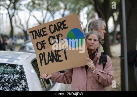 Les militants du climat se sont réunis à l'extérieur de la conférence de la CERAweek sur l'énergie du pétrole et du gaz à Houston, Texas, lundi après-midi, à 7 mars 2022.pour protester contre le manque d'efforts de l'industrie pétrolière pour résoudre la crise climatique. Le sénateur Joe Manchin et l'ancien secrétaire d'État John Kerry, qui agit maintenant en tant qu'envoyé spécial des États-Unis pour le climat, sont les orateurs de cet événement. Un manifestant portait un grand masque de paper John Kerry et d'autres autour de lui tenaient des panneaux demandant s'il était vraiment du côté de l'action climatique. La conférence a lieu à l'hôtel Hilton Americas et dure une semaine entière dans la h Banque D'Images