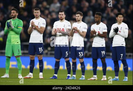 L-R Tottenham Hotspur Hugo Lloris Tottenham Hotspur Eric Dier Tottenham Hotspur Pierre-Emile Hojbjerg, Tottenham Hotspur Ben Davies, Ryan Sessegnon de Tottenham Hotspur et son Heung-min de Tottenham Hotspur participent à une minute d'applaudissements pour indiquer la paix et la sympathie avec l'Ukraine avant la première ligue entre Tottenham Hotspur et Everton au stade Tottenham Hotspur, Londres, Angleterre, le 07th mars 2022 (photo d'action Foto Sport/NurPhoto) Banque D'Images