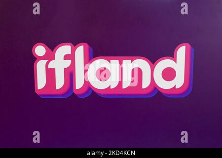 Ifland a rencontré le logo inverse exposé au stand de South Korea Telecom lors du Mobile World Congress (MWC) le plus grand salon du secteur consacré aux appareils mobiles, 5G, IOT, ai et Big Data, célébré à Barcelone, sur 3 mars 2022 à Barcelone, Espagne. (Photo de Joan Cros/NurPhoto) Banque D'Images