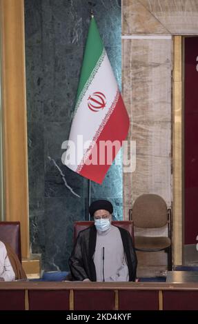 Le Président iranien Ebrahim Raisi assiste à la réunion semestrielle de l'Assemblée des experts de l'Iran dans l'ancien bâtiment du Parlement iranien à Téhéran, sur 8 mars 2022. (Photo de Morteza Nikoubazl/NurPhoto) Banque D'Images