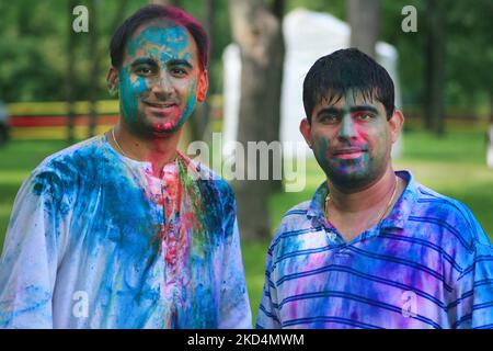 Deux hommes d'Asie du Sud se posent pour montrer leurs couleurs lors du festival hindou de Holi à Brampton, Ontario, Canada. Bien qu’à l’extérieur de l’Inde, la population de l’Asie du Sud du Canada s’efforce de maintenir le lien entre sa jeunesse et sa culture et son patrimoine. Holi est connu comme le festival indien des couleurs. La tradition de Holi annonce le début du printemps et est célébrée partout en Inde. Dans ce festival est d'habitude d'appliquer de la poudre colorée les uns aux autres dans le cadre du plaisir et de la célébration. (Photo de Creative Touch Imaging Ltd./NurPhoto) Banque D'Images