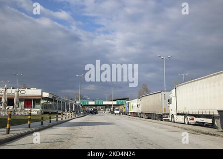 Le poste frontière entre la Grèce et la Bulgarie. Des civils d'Ukraine arrivent au poste-frontière de Promhonas en Grèce. Les réfugiés ukrainiens arrivent en voiture et en bus après un long trajet aux frontières de la Grèce et de la Bulgarie à Promachonas coutume pendant qu'ils fuient de leur pays. Certains sont des personnes de souche grecque vivant en Ukraine, ayant des documents de voyage grec - UE et d'autres ont des parents ou des amis en Grèce. Plus de 1,5 millions de réfugiés ont fui le pays depuis l'invasion militaire russe, selon l'agence des Nations Unies pour les réfugiés. Frontières gréco-bulgares sur 3 mars 2022 (photo de Nicolas Economou/NurPhoto Banque D'Images