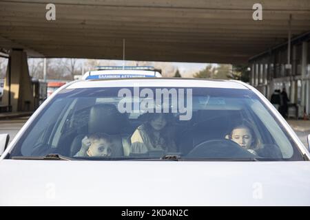 Les enfants réfugiés d'Ukraine attendent dans la voiture les documents nécessaires pour entrer dans le pays. Des civils d'Ukraine arrivent au poste-frontière de Promhonas en Grèce. Les réfugiés ukrainiens arrivent en voiture et en bus après un long trajet aux frontières de la Grèce et de la Bulgarie à Promachonas coutume pendant qu'ils fuient de leur pays. Certains sont des personnes de souche grecque vivant en Ukraine, ayant des documents de voyage grec - UE et d'autres ont des parents ou des amis en Grèce. Plus de 1,5 millions de réfugiés ont fui le pays depuis l'invasion militaire russe, selon l'agence des Nations Unies pour les réfugiés. Frontière entre la Grèce et la Bulgarie sur Marc Banque D'Images