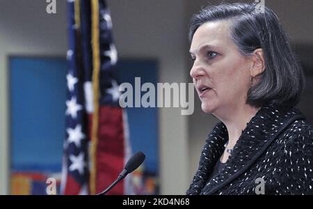 Photo de l'archive. VICTORIA Nuland, Secrétaire d'Etat adjoint AUX Affaires européennes et eurasiennes, lors d'une conférence de presse à l'ambassade américaine à Kiev. Ukraine, vendredi, 7 février 2014 Victoria Nuland, sous-secrétaire d'État américain aux Affaires politiques, a confirmé qu'il existe des installations de recherche biologique en Ukraine et que les États-Unis s'efforcent des empêcher de tomber sous le contrôle des forces. (Photo de Danil Shamkin/NurPhoto) Banque D'Images