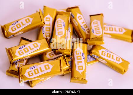 Pile de barres d'or McVités en pile rugueuse - plusieurs friandises en-cas de barre de chocolat doré Banque D'Images