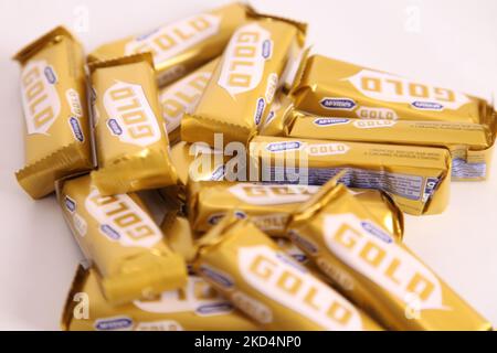 Pile de barres d'or McVités en pile rugueuse - plusieurs friandises en-cas de barre de chocolat doré Banque D'Images