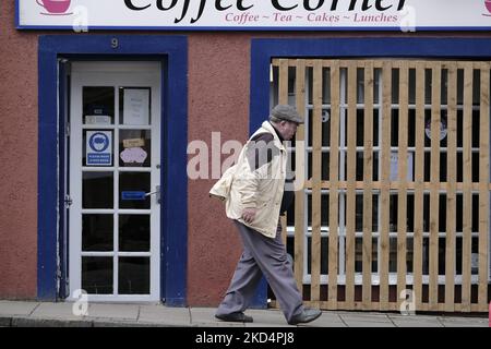 Jedburgh, jeudi 10 mars 2022. Les habitants de la région se promonnent devant les magasins à bord de l'événement annuel « Faturon Eve Handba » à Jedburgh's High Street, aux frontières écossaises, le 10 mars 2022 à Jedburgh, en Écosse. L'événement annuel, qui a commencé dans les années 1700, a lieu aujourd'hui et implique deux équipes, les Uppies (résidents de la partie supérieure de Jedburgh) et les Doonies (résidents de la partie inférieure de Jedburgh) qui ont obtenu le ballon au sommet ou au fond de la ville. La balle, qui est faite de cuir, bourrée de paille et décorée de rubans, est jetée dans la foule pour commencer le jeu. Banque D'Images