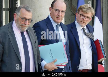 Nouveau Premier ministre français, Joel Giraud (L) Premier ministre français, Jean Castex (C) le Premier ministre français, Marc Fesseau, quitte le Parlement à la suite de la réunion hebdomadaire du cabinet de l'Elysée à 9 mars 2022, à Paris, en France. (Photo de Daniel Pier/NurPhoto) Banque D'Images