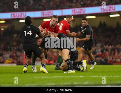 5th novembre 2022; Stade de la Principauté, Cardiff, pays de Galles: Série d'automne international rugby pays de Galles contre Nouvelle-Zélande: George Nord du pays de Galles est abordé par Jordie Barrett de Nouvelle-Zélande Banque D'Images