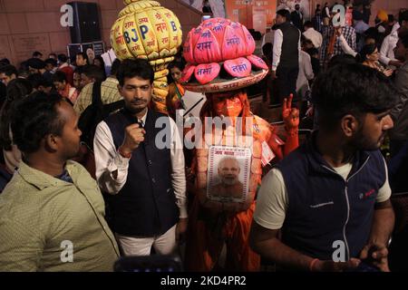 Un partisan du parti au pouvoir en Inde, le Bharatiya Janata Party (BJP) habillé comme Hanuman, le dieu singe hindou, pose une photo avec d'autres lorsqu'ils célèbrent après que leur parti a remporté les élections dans quatre États, à savoir Uttar Pradesh, Uttarakhand, Goa et Manipur, au siège du BJP à New Delhi, L'Inde sur 10 mars 2022. (Photo de Mayank Makhija/NurPhoto) Banque D'Images